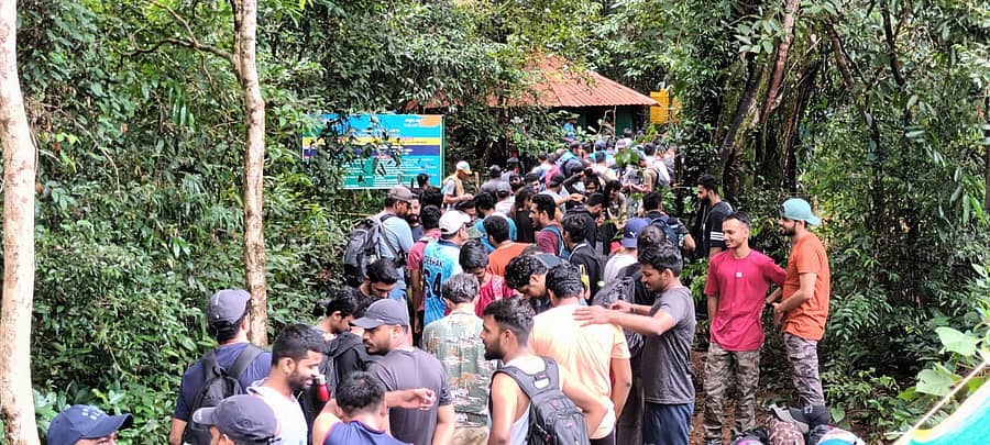 ಕುಕ್ಕೆ ಸುಬ್ರಹ್ಮಣ್ಯದಿಂದ ಕುಮಾರ ಪರ್ವತಕ್ಕೆ ತೆರಳಲು ಸೇರಿದ್ದ ಚಾರಣಿಗರು