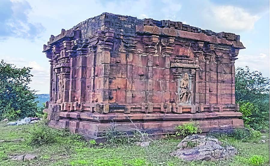 <div class="paragraphs"><p>ಬಾದಾಮಿ ಸಮೀಪದ ಬಾಚಿನಗುಡ್ಡ ಗ್ರಾಮದ ಬೆಟ್ಟದ ಮೇಲಿರುವ ಬಾಚಲಿಂಗೇಶ್ವರ ದೇವಾಲಯ</p></div>