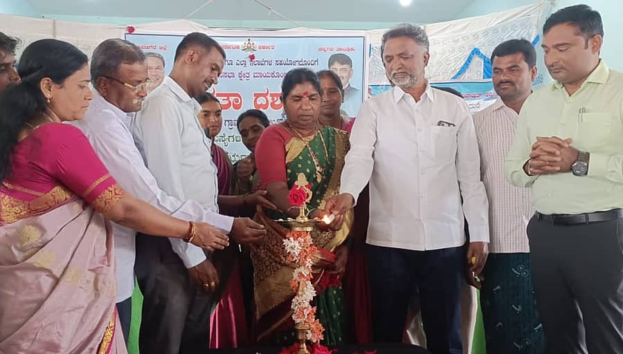 ತ್ಯಾವಣಿಗೆ ಸಮೀಪದ ನಲ್ಕದುರೆ ಗ್ರಾಮದಲ್ಲಿ ಮಂಗಳವಾರ ಶಾಸಕ ಕೆ. ಎಸ್. ಬಸವಂತಪ್ಪ ಜನತಾ ದರ್ಶನ ಉದ್ಘಾಟಿಸಿ ಮಾತನಾಡಿದರು.