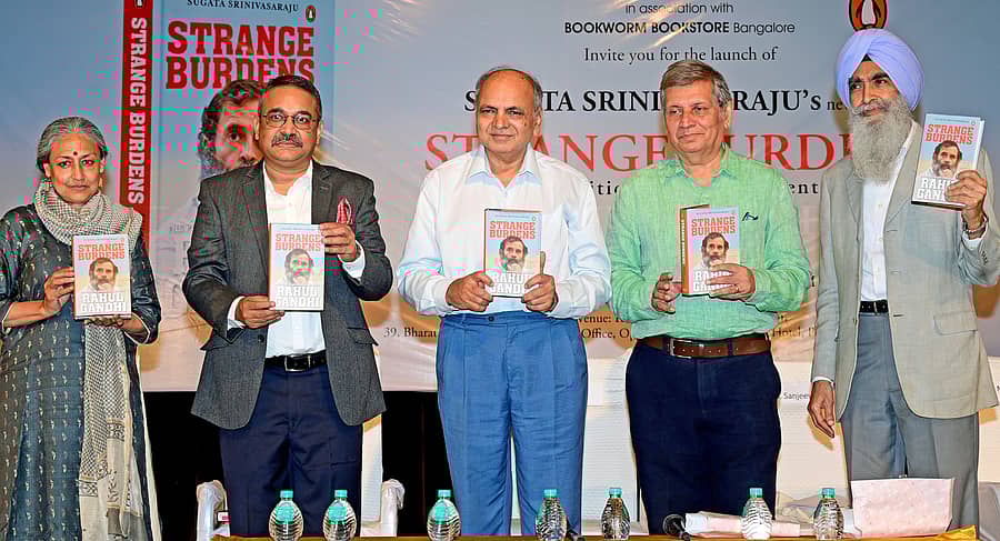 ನಗರದಲ್ಲಿ ಮಂಗಳವಾರ ಆಯೋಜಿಸಿದ್ದ ಕಾರ್ಯಕ್ರಮದಲ್ಲಿ ಚಿಂತಕ ಜಿ.ಎನ್. ದೇವಿ (ಎಡದಿಂದ ಮೂರನೆಯವರು) ‘ಸ್ಟ್ರೇಂಜ್ ಬರ್ಡನ್ಸ್’ ಪುಸ್ತಕ ಬಿಡುಗಡೆ ಮಾಡಿದರು. ಪದ್ಮಾವತಿ ರಾವ್, ಸುಗತ ಶ್ರೀನಿವಾಸರಾಜು, ಸಂಜೀವ್ ಜೈನ್, ಚಿರಂಜೀವಿ ಸಿಂಘ್ ಇದ್ದರು-ಪ್ರಜಾವಾಣಿ ಚಿತ್ರ.