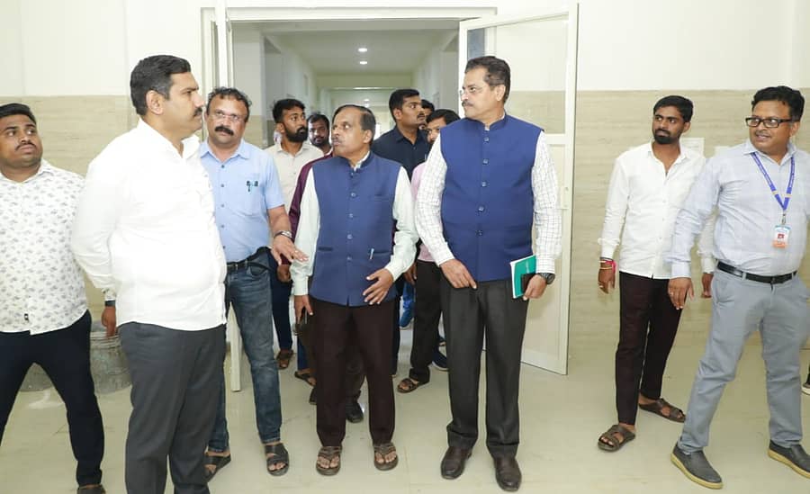 ಶಿಕಾರಿಪುರದ ಮಹಿಳಾ ಮತ್ತು ಮಕ್ಕಳ ಆಸ್ಪತ್ರೆಯ ಅಂತಿಮ ಹಂತದ ಕಾಮಗಾರಿಯನ್ನು ಶಾಸಕ ಬಿ.ವೈ. ವಿಜಯೇಂದ್ರ ಈಚೆಗೆ ವೀಕ್ಷಿಸಿದರು