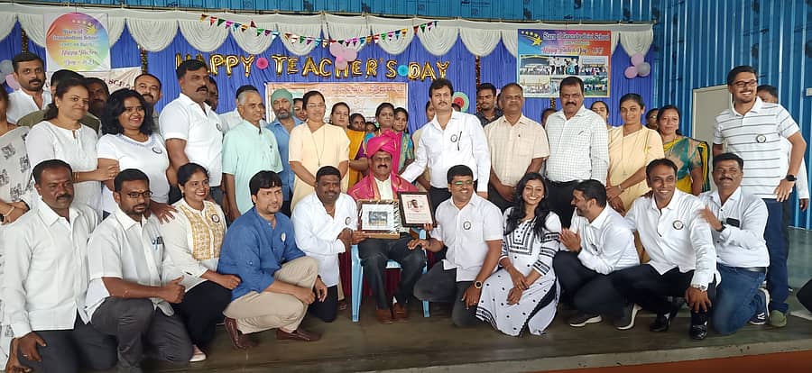 ಜ್ಞಾನ ಬೋಧಿನಿ ಶಾಲೆಯ ದೈಹಿಕ ಶಿಕ್ಷಕ ಚಂದ್ರಶೇಖರಯ್ಯ ಅವರಿಗೆ ಹಳೆಯ ವಿದ್ಯಾರ್ಥಿಗಳ ಬೀಳ್ಕೊಡುಗೆ ನೀಡಿದರು. ಶಿಕ್ಷಕ ಶಂಕರ್ ಭಟ್, ಮುಖ್ಯ ಶಿಕ್ಷಕಿ ಜೆಸಿಂತಾ ಪಿರೇರಾ ಇದ್ದರು.