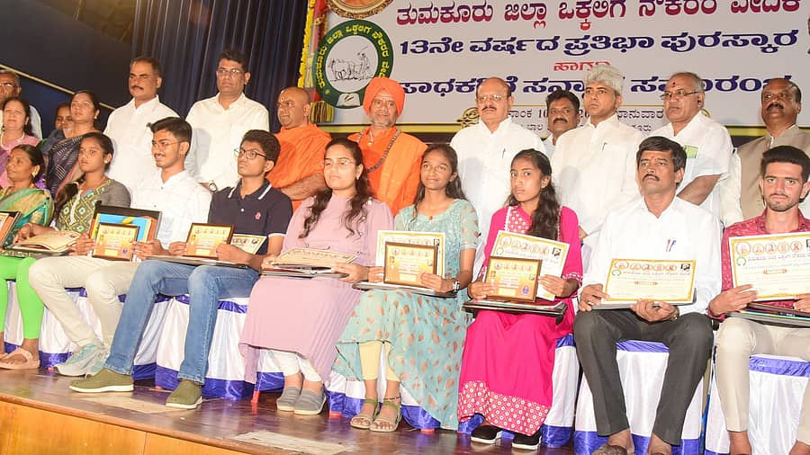 <div class="paragraphs"><p> ಮಂಗಳನಾಥ ಸ್ವಾಮೀಜಿ, ಅರೇ ಶಂಕರ ಮಠದ ಸಿದ್ಧರಾಮ ಚೈತನ್ಯ ಸ್ವಾಮೀಜಿ, ಶಾಸಕ ಟಿ.ಬಿ.ಜಯಚಂದ್ರ, ಜಿ.ಪಂ ಸಿಇಒ ಜೆ.ಪ್ರಭು, ಉಪ ಅರಣ್ಯ ಸಂರಕ್ಷಣಾಧಿಕಾರಿ ಎಚ್.ಅನುಪಮಾ, ಹೆಚ್ಚುವರಿ ಪೊಲೀಸ್ ವರಿಷ್ಠಾಧಿಕಾರಿ ಮರಿಯಪ್ಪ, ಜಿಲ್ಲಾ ಖಜಾನೆಯ ಉಪ ನಿರ್ದೇಶಕಿ ಆರ್.ವಿ.ಉಮಾ, ಮುಖಂಡರಾದ ಮುರಳೀಧರ್ ಹಾಲಪ್ಪ, ನರಸೇಗೌಡ, ಬೋರೇಗೌಡ, ಬೆಳ್ಳಿ ಲೋಕೇಶ್ ಇದ್ದಾರೆ</p></div>