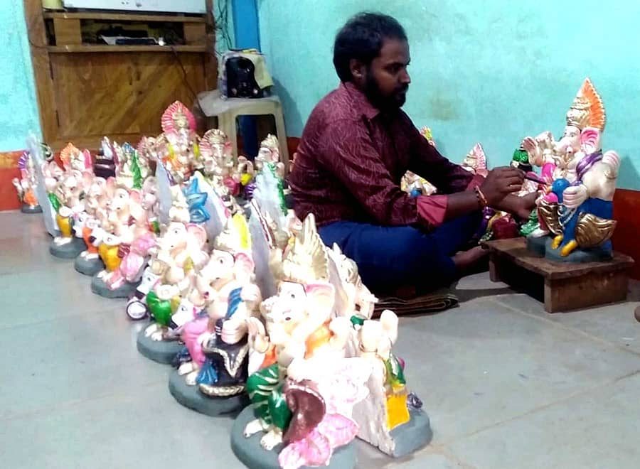 ಬಸವಾಪಟ್ಟಣ ಸಮೀಪದ ಚಿರಡೋಣಿಯ ನವೀನಾಚಾರ್ ವಿನಾಯಕ ಚೌತಿ ಹಬ್ಬಕ್ಕಾಗಿ ಗಣಪತಿಗಳನ್ನು ತಯಾರಿಸುತ್ತಿರುವುದು