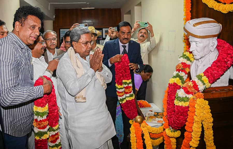 <div class="paragraphs"><p>ನಗರದ ದಿ ಇನ್‌ಸ್ಟಿಟ್ಯೂಷನ್‌ ಆಫ್ ಎಂಜಿನಿಯರ್ಸ್ ಸಂಸ್ಥೆ ಆಯೋಜಿಸಿದ್ದ 56ನೇ ಎಂಜಿನಿಯರ್‌ಗಳ ದಿನಾಚರಣೆಯಲ್ಲಿ ಮುಖ್ಯಮಂತ್ರಿ ಸಿದ್ದರಾಮಯ್ಯ ಅವರು ಸರ್.ಎಂ. ವಿಶ್ವೇಶ್ವರಯ್ಯ ಅವರ ಪ್ರತಿಮೆಗೆ ಹೂವಿನ ಮಾಲೆ ಹಾಕಿ ನಮಿಸಿದರು.</p></div>