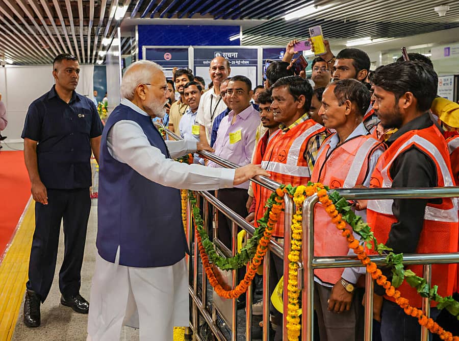 <div class="paragraphs"><p>ದೆಹಲಿ ಮೆಟ್ರೊದಲ್ಲಿ ಮೋದಿ– ಸಿಬ್ಬಂದಿ, ಪ್ರಯಾಣಿಕರ ಜೊತೆ ಸಂವಾದ</p></div>