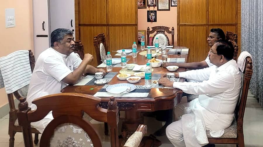 ಗೃಹ ಸಚಿವ ಜಿ. ಪರಮೇಶ್ವರ ಹಾಗೂ ಲೋಕೋಪಯೋಗಿ ಸಚಿವ ಸತೀಶ ಜಾರಕಿಹೊಳಿ ಅವರು ಬಿ.ಕೆ. ಹರಿಪ್ರಸಾದ್ ಅವರ ನಿವಾಸಕ್ಕೆ ನೀಡಿ ಚರ್ಚಿಸಿದರು.