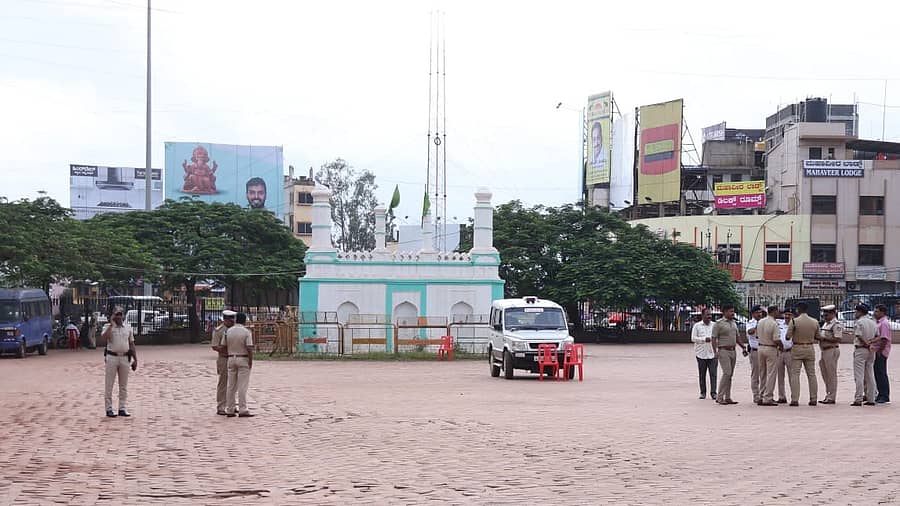 <div class="paragraphs"><p>ಈದ್ಗಾ ಮೈದಾನ, ಹುಬ್ಬಳ್ಳಿ</p></div>