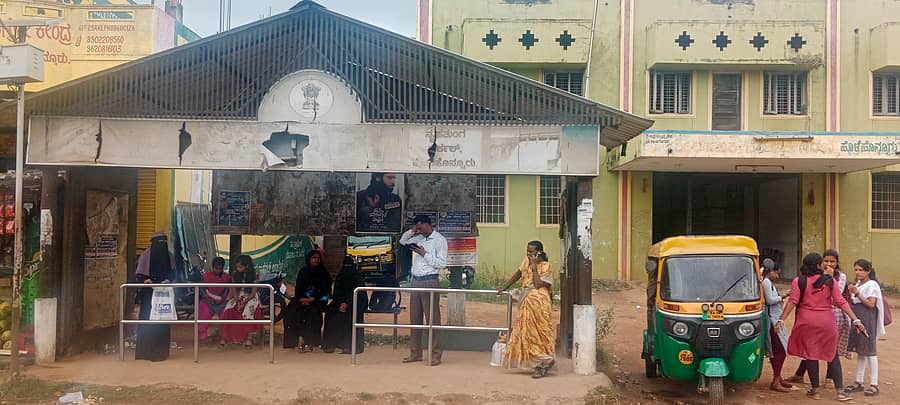 ಹೊಳೆಹೊನ್ನೂರಿನ ನೃಪತುಂಗ ಸರ್ಕಲ್ನಲ್ಲಿರುವ ಬಸ್ನಿಲ್ದಾಣದ ಅವ್ಯವಸ್ಥೆ