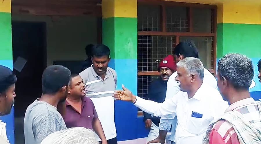 ಕೊರಟಗೆರೆ ತಾಲ್ಲೂಕು ಜಟ್ಟಿ ಅಗ್ರಹಾರದ ಪಾಥಮಿಕ ಕೃಷಿ ಪತ್ತಿನ ಸಹಕಾರ ಸಂಘದ ಷೇರುದಾರರನ್ನು ಹೆಸರನ್ನು ಮತದಾರರ ಪಟ್ಟಿಯಿಂದ ಕೈ ಬಿಡಲಾಗಿದೆ ಎಂದು ಆರೋಪಿಸಿ ಷೇರುದಾರರು ಅಧಿಕಾರಿಗಳೊಂದಿಗೆ ಮಾತಿನ ಚಕಮಕಿ ನಡೆಸಿದರು