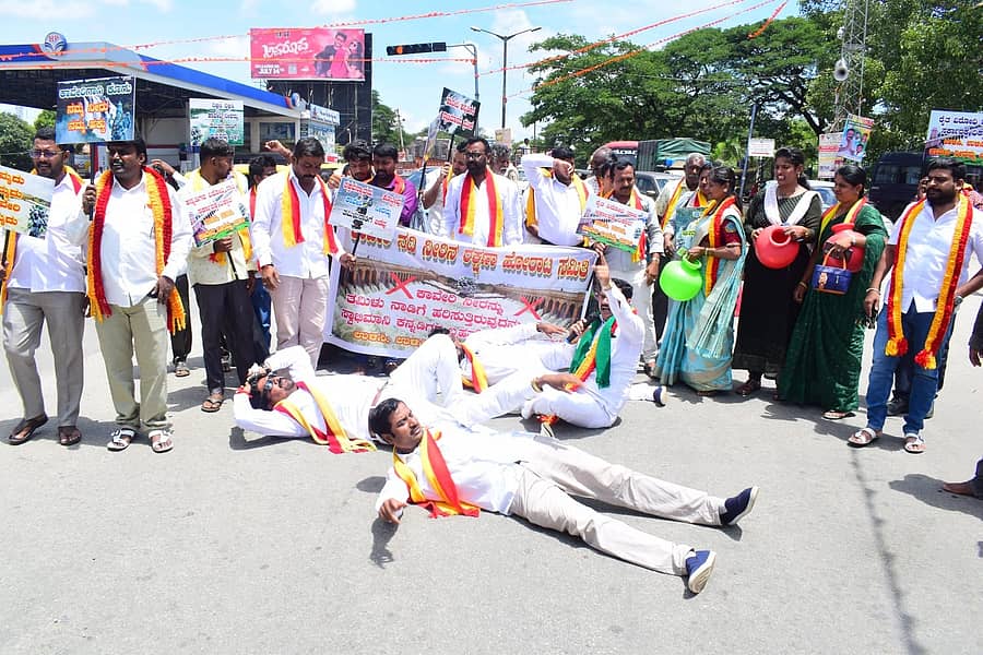 ಬೆಂಗಳೂರಿನ ಕಾವೇರಿ ನದಿ ನೀರಿನ ರಕ್ಷಣಾ ಹೋರಾಟ ಸಮಿತಿ ಕಾರ್ಯಕರ್ತರು ಭಾನುವಾರ ಮಂಡ್ಯ ನಗರದ ಜೆ.ಸಿ.ವೃತ್ತದ ಹೆದ್ದಾರಿಯಲ್ಲಿ ಮಲಗಿ ಪ್ರತಿಭಟಿಸಿದರು.