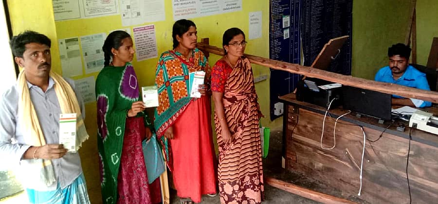 ಹಾವೇರಿ ತಾಲ್ಲೂಕಿನ ಹಾವನೂರು ಗ್ರಾಮದ ‘ಗ್ರಾಮ ಒನ್’ ಕೇಂದ್ರದಲ್ಲಿ ಗೃಹಲಕ್ಷ್ಮಿ ಯೋಜನೆಯ ಹಣ ಬಾರದಿರುವುದನ್ನು ವಿಚಾರಿಸುತ್ತಿರುವ ಫಲಾನುಭವಿಗಳು – ಪ್ರಜಾವಾಣಿ ಚಿತ್ರ