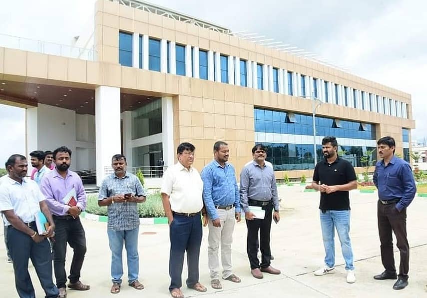 ಮೈಸೂರಿನ ಹೆಬ್ಬಾಳದಲ್ಲಿ ನಿರ್ಮಿಸಿರುವ ಸಾಫ್ಟ್‌ವೇರ್ ಪಾರ್ಕ್‌ ಆಫ್‌ ಇಂಡಿಯಾದ ಕಟ್ಟಡವನ್ನು ಸಂಸದ ಪ್ರತಾಪ ಸಿಂಹ ಅಧಿಕಾರಿಗಳೊಂದಿಗೆ ಶುಕ್ರವಾರ ವೀಕ್ಷಿಸಿದರು