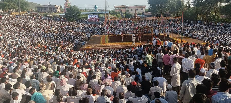 <div class="paragraphs"><p>ಬಸವೇಶ್ವರ ಜಾತ್ರೆ ಪ್ರಯುಕ್ತ ಬೆಳಗಾವಿ ಜಿಲ್ಲೆಯ ಚಿಕ್ಕೋಡಿ ತಾಲ್ಲೂಕಿನ ಶಿರಗಾಂವ ಗ್ರಾಮದಲ್ಲಿ ಬುಧವಾರ ಅಂತರರಾಷ್ಟ್ರೀಯ ಮಟ್ಟದ ಜಂಗಿ ನಿಕಾಲಿ ಕುಸ್ತಿ ಪಂದ್ಯಗಳನ್ನು ವೀಕ್ಷಿಸಲು ಅಪಾರ ಸಂಖ್ಯೆಯಲ್ಲಿ ಜನ ಸೇರಿದ್ದರು</p></div>