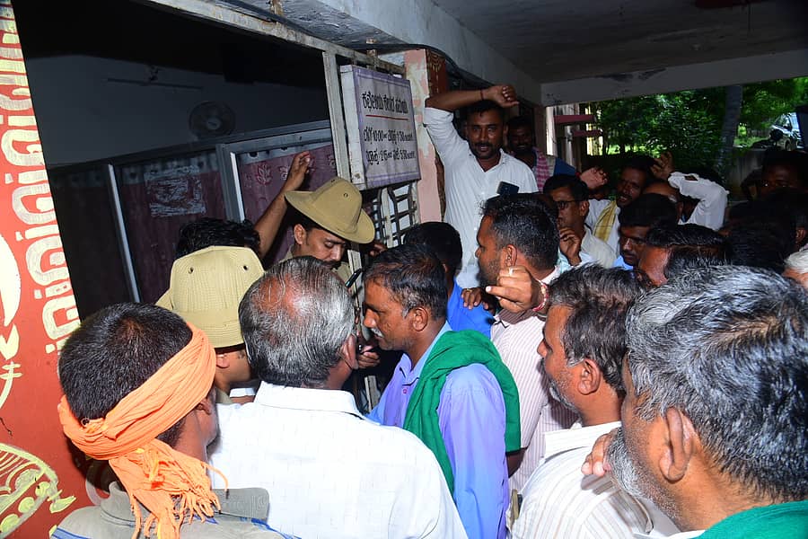 ದಾವಣಗೆರೆಯಲ್ಲಿ ಶನಿವಾರ ರೈತ ಮುಖಂಡರು ನೀರಾವರಿ ಇಲಾಖೆ ಕಚೇರಿಗೆ ಮುತ್ತಿಗೆ ಹಾಕಿ ಪ್ರತಿಭಟನೆ ನಡೆಸಿದರು