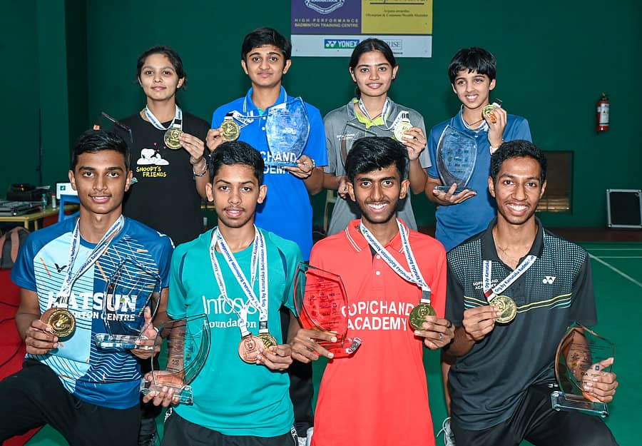 46ನೇ ಜೂನಿಯರ್ ರಾಷ್ಟ್ರೀಯ ಬ್ಯಾಡ್ಮಿಂಟನ್ ಟೂರ್ನಿಯಲ್ಲಿ ವಿಜೇತರಾದ (ಮುಂದಿನ ಸಾಲಿನಲ್ಲಿ ಎಡದಿಂದ) ನಿಕೋಲಸ್ ನಾಥನ್ ರಾಜ್, ತುಷಾರ್ ಸುವೀರ್, ಸಾತ್ವಿಕ್‌ ರೆಡ್ಡಿ, ರುಷೇಂದ್ರ ತಿರುಪತಿ, (ಹಿಂದಿನ ಸಾಲಿನಲ್ಲಿ ಎಡದಿಂದ) ರಾಧಿಕಾ ಶರ್ಮಾ, ಎಸ್. ರಕ್ಷಿತಾಶ್ರೀ, ವೈಷ್ಣವಿ ಖಡ್ಕೇಕರ್, ತನ್ವಿ ಶರ್ಮಾ –ಪ್ರಜಾವಾಣಿ ಚಿತ್ರ/ ಬಿ.ಎಚ್‌.ಶಿವಕುಮಾರ್‌
