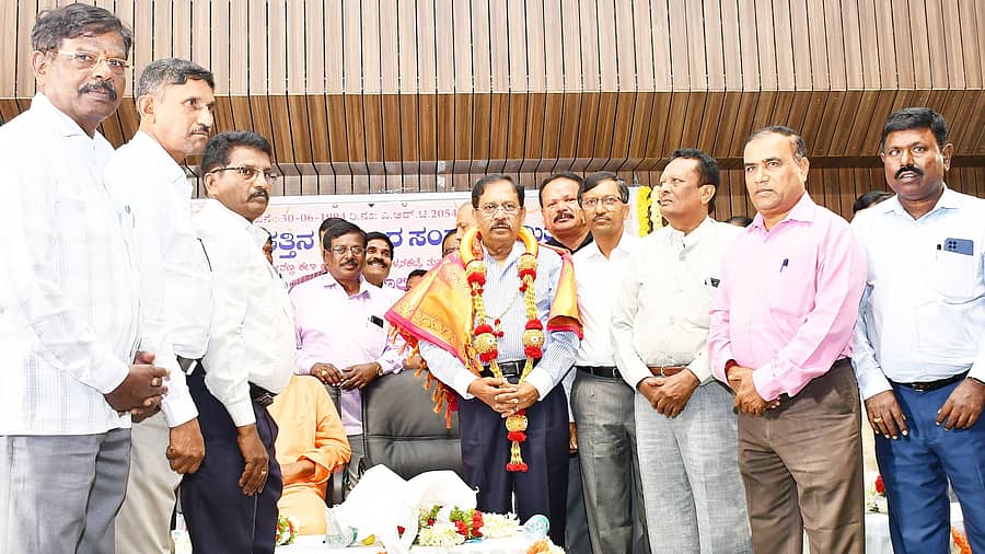 ತುಮಕೂರಿನಲ್ಲಿ ಭಾನುವಾರ ನಡೆದ ಹರ್ತಿ ಪತ್ತಿನ ಸಹಕಾರ ಸಂಘದ ಸರ್ವ ಸದಸ್ಯರ ವಾರ್ಷಿಕ ಮಹಾಸಭೆಯಲ್ಲಿ ಜಿಲ್ಲಾ ಉಸ್ತುವಾರಿ ಸಚಿವ ಜಿ.ಪರಮೇಶ್ವರ ಅವರನ್ನು ಸನ್ಮಾನಿಸಲಾಯಿತು. ಸಹಕಾರ ಸಂಘದ ಉಪಾಧ್ಯಕ್ಷ ಮೋಹನ್‌ಕುಮಾರ್‌, ನಿರ್ದೇಶಕರಾದ ಬಿ.ಜಿ.ನಿಂಗರಾಜು, ಬಿ.ಎಸ್‌.ದಿನೇಶ್‌, ವೈ.ದಾಸಪ್ಪ ಇತರರು ಇದ್ದಾರೆ