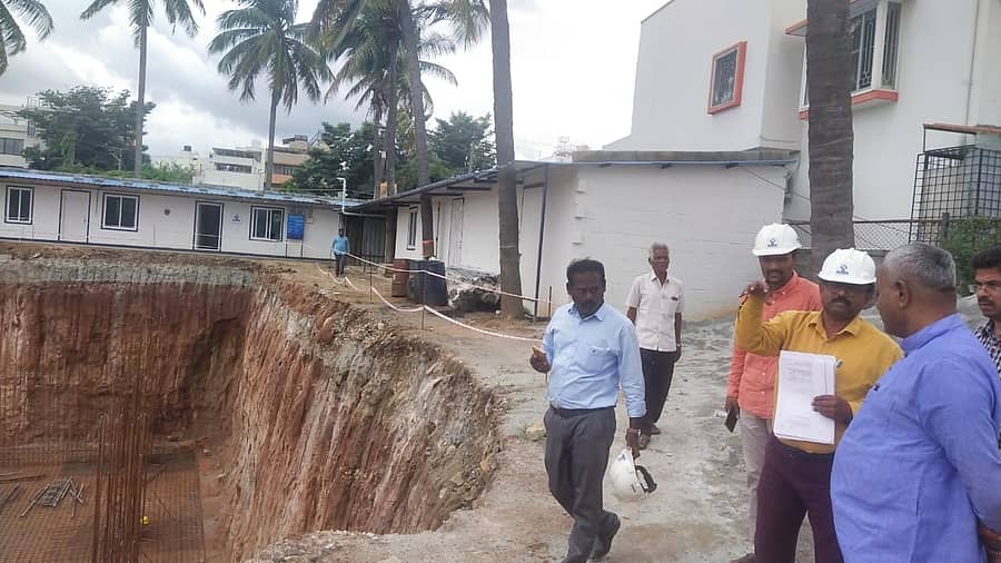 ಉಲ್ಲಾಳುವಿನಲ್ಲಿ ನಿರ್ಮಾಣಗೊಳ್ಳುತ್ತಿರುವ ಸರ್ಕಾರಿ ಮಲ್ಟಿಸ್ಪೆಷಾಲಿಟಿ ಆಸ್ಪತ್ರೆಯ ಕಟ್ಟಡ ಕಾಮಗಾರಿಯನ್ನು ಶಾಸಕ ಎಸ್.ಟಿ. ಸೋಮಶೇಖರ್ ಪರಿಶೀಲನೆ ನಡೆಸಿದರು.