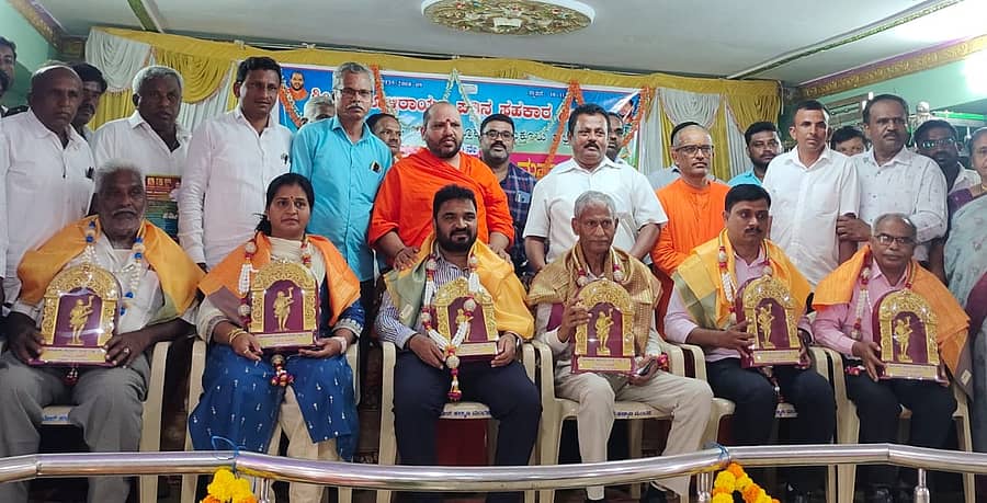 ಚೇಳೂರಿನಲ್ಲಿ ಕುರುಬರ ಸಂಘದಿಂದ ನಡೆದ ಕಾರ್ಯಕ್ರಮದಲ್ಲಿ ಸಮುದಾಯದ ಜನಪ್ರತಿನಿಧಿಗಳನ್ನು ಅಭಿನಂದಿಸಲಾಯಿತು 