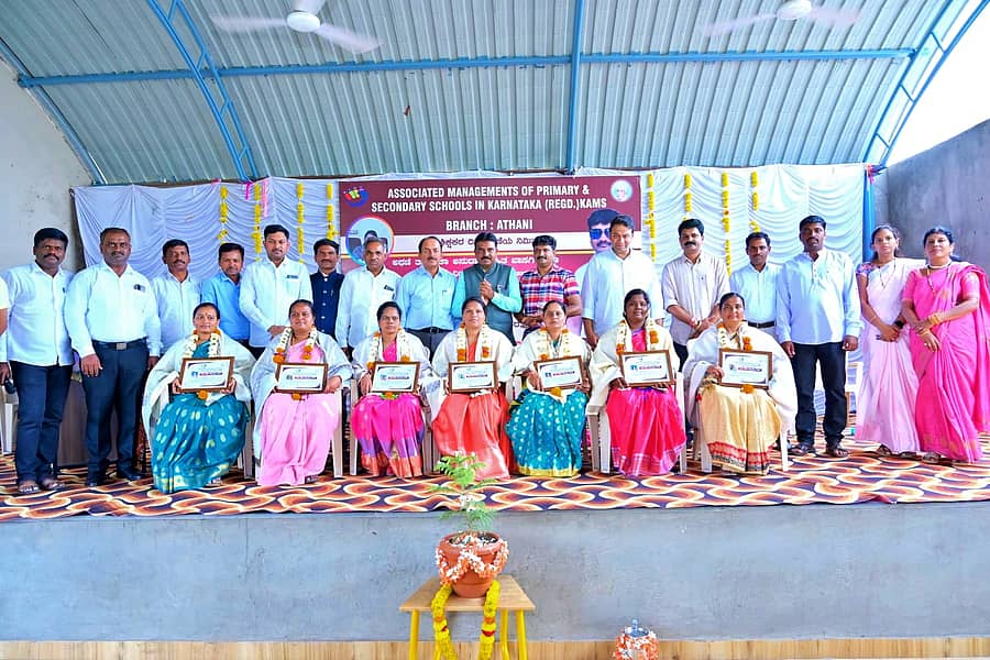 ಅಥಣಿಯ ವಿದ್ಯಾವರ್ಧಕ ಶಾಲೆಯಲ್ಲಿ ತಾಲ್ಲೂಕಾ ಅನುದಾನ ರಹಿತ ಖಾಸಗಿ ಶಾಲಾ ಶಿಕ್ಷಕರಿಗೆ ಶನಿವಾರ ಗುರುಸೇವಾ ರತ್ನ ಪ್ರಶಸ್ತಿ ಪ್ರದಾನ ಮಾಡಲಾಯಿತು