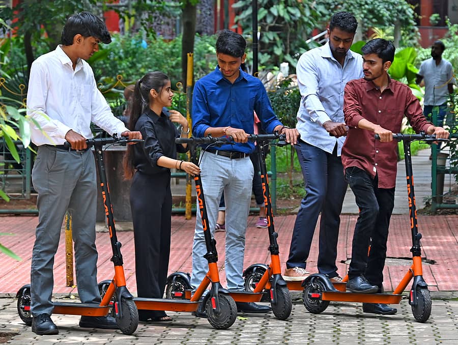 <div class="paragraphs"><p>ಪ್ರೆಸಿಡೆನ್ಸಿ ವಿಶ್ವವಿದ್ಯಾಲಯ ವಿದ್ಯಾರ್ಥಿಗಳು ಅಭಿವೃದ್ಧಿಪಡಿಸಿರುವ ರೂಸ್ಟರ್ ಸ್ಕೂಟರ್. </p></div>