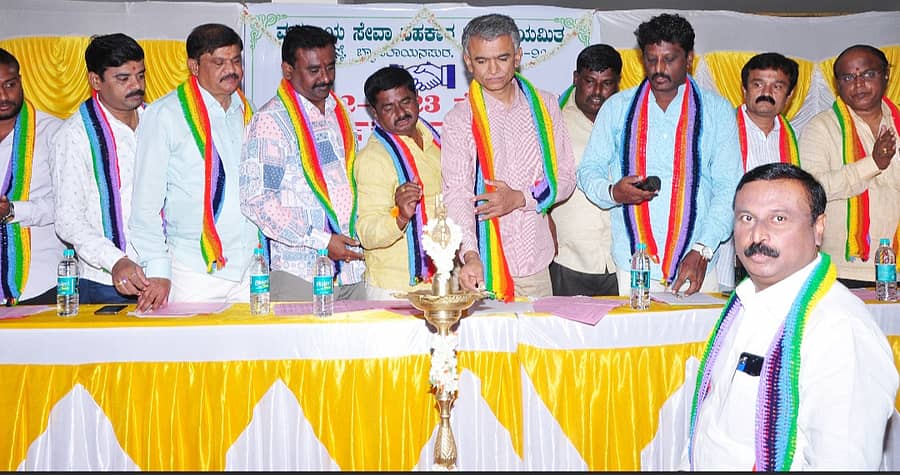 <div class="paragraphs"><p>ಜಕ್ಕೂರಿನಲ್ಲಿ ಆಯೋಜಿಸಿದ್ದ ಬ್ಯಾಟರಾಯನಪುರ ವ್ಯವಸಾಯ ಸೇವಾ ಸಹಕಾರಿ ಸಂಘದ 2022-23ನೇ ಸಾಲಿನ ಸರ್ವಸದಸ್ಯರ ಸಭೆಯನ್ನು ಕಂದಾಯ ಸಚಿವ ಕೃಷ್ಣಬೈರೇಗೌಡ ಉದ್ಘಾಟಿಸಿದರು. </p></div>