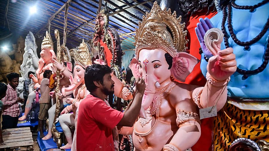 ಗಣಪತಿ ಬಪ್ಪ ಮೋರಯಾ... ದಾವಣಗೆರೆಯ ಪಿ.ಬಿ. ರಸ್ತೆಯ ಅರುಣ ಚಿತ್ರಮಂದಿರದ ಬಳಿ ಮುಂದಿನವಾರ ನಡೆಯುವ ಗಣೇಶ ಚತುರ್ಥಿ ಹಬ್ಬದ ಆಚರಣೆಗಾಗಿ ಕೋಲ್ಕೊತ್ತಾ ಮೂಲದ ಕಲಾವಿದರೊಬ್ಬರು ಗಣೇಶ ಮೂರ್ತಿಗಳಿಗೆ ಅಂತಿಮ ಸ್ಪರ್ಶ ನೀಡುತ್ತಿರುವುದು -ಪ್ರಜಾವಾಣಿ ಚಿತ್ರ /ಸತೀಶ್ ಬಡಿಗೇರ