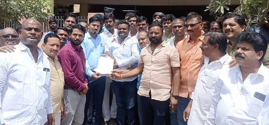 ಇಂಡಿ ಪುರಸಭೆ ಎದುರು ಮೆಗಾ ಮಾರುಕಟ್ಟೆ ಅಂಗಡಿ ಹರಾಜು ವಿರೋಧಿಸಿ ಪ್ರತಿಭಟನೆ ನಡೆಸುತ್ತಿದ್ದವರು ಪುರಸಭೆ ಆಡಳಿತಾಧಿಕಾರಿ ಅಬೀದ ಗದ್ಯಾಳ ಅವರಿಗೆ ಮನವಿ ಸಲ್ಲಿಸಿದರು