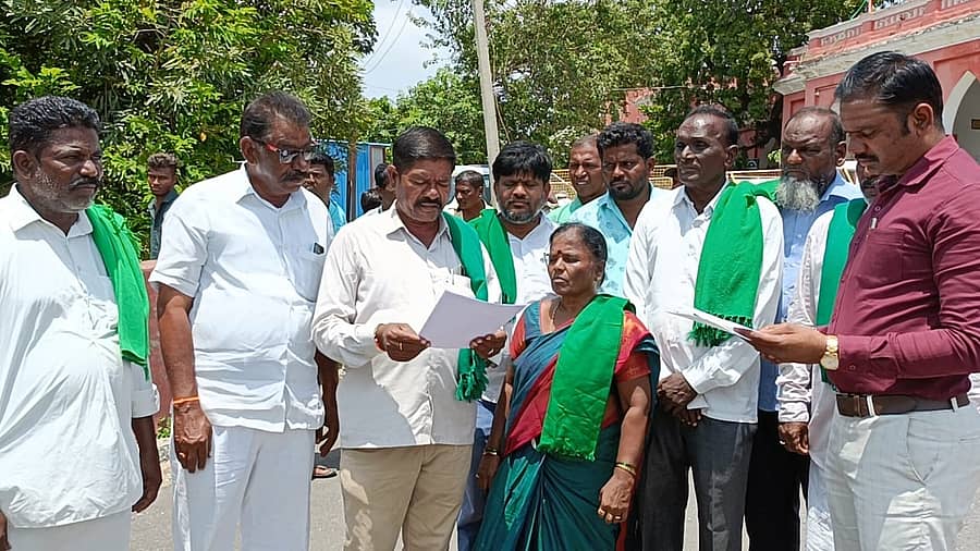 ಕರ್ನಾಟಕ ರಾಜ್ಯ ರೈತ ಸಂಘ ಹಾಗೂ ಹಸಿರು ಸೇನೆ ಜಿಲ್ಲಾ ಘಟಕದ ಪದಾಧಿಕಾರಿಗಳು ಶುಕ್ರವಾರ ರಾಯಚೂರಿನಲ್ಲಿ ಜಿಲ್ಲಾಧಿಕಾರಿ ಕಚೇರಿ ಅಧಿಕಾರಿಗೆ ಮನವಿ ಸಲ್ಲಿಸಿದರು