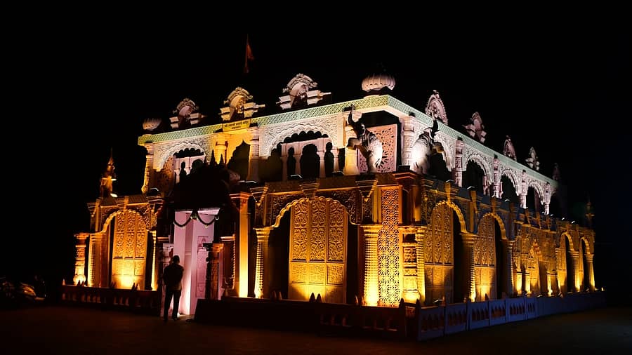 ಬೆಳಗಾವಿಯ ಗಾಂಧಿ ನಗರದ ಜೈ ಕಿಸಾನ್ ಸಗಟು ತರಕಾರಿ ಮಾರುಕಟ್ಟೆಯ ಸಾರ್ವಜನಿಕ ಗಣೇಶೋತ್ಸವ ಮಂಡಳಿಯವರು ನಿರ್ಮಿಸಿದ ಅಕ್ಕಲಕೋಟೆಯ ಸ್ವಾಮಿ ಸಮರ್ಥ ಮಂದಿರದ ಮಾದರಿ ವಿದ್ಯುದ್ದೀಪಗಳ ಅಲಂಕಾರದಿಂದ ಝಗಮಗಿಸುತ್ತಿದೆ– ಪ್ರಜಾವಾಣಿ ಚಿತ್ರ:ಏಕನಾಥ ಅಗಸಿಮನಿ