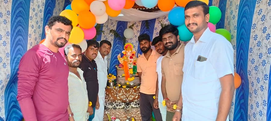 ಸಂತೇಬೆನ್ನೂರು ಸಮೀಪದ ಹಿರೇಕೋಗಲೂರಿನ ಕ್ರೇಜಿಸ್ಟಾರ್ ಹಿಂದೂ-ಮುಸ್ಲಿಂ ಯುವಕ ಸಂಘದ ವತಿಯಿಂದ ಜಾಮಿಯಾ ಮಸೀದಿ ಆವರಣದಲ್ಲಿ ಗಣೇಶ ಪ್ರತಿಷ್ಠಾಪನೆ ಮಾಡಿ ಪೂಜೆ ಸಲ್ಲಿಸಿದ ಯುವಕರು.