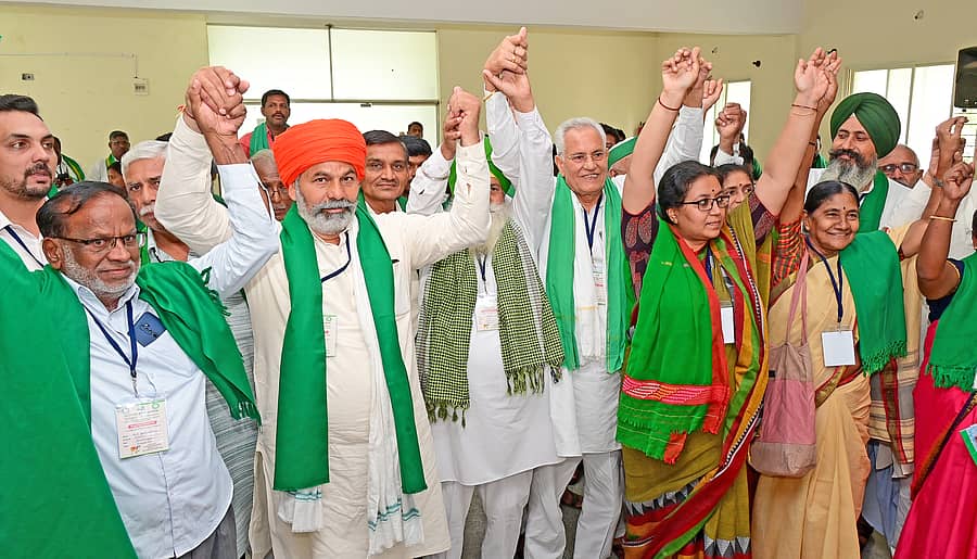 ದುಂಡ ಮೇಜಿನ ಸಭೆಯಲ್ಲಿ (ಎಡದಿಂದ) ಕೆ.ಟಿ ಗಂಗಾಧರ್, ರಾಕೇಶ್ ಟಿಕಾಯತ್, ಬಲ್ಜಿಂದರ್ ಸಿಂಗ್ ಮಾನ್, ರಾಜಾರಾಂ ಮೈಲ್, ಚುಕ್ಕಿ ನಂಜುಂಡಸ್ವಾಮಿ, ಅನಸೂಯಮ್ಮ ಮತ್ತು ಯುದ್ಧವೀರ ಸಿಂಗ್ ಒಗ್ಗಟ್ಟು ಪ್ರದರ್ಶಸಿದರು -ಪ್ರಜಾವಾಣಿ ಚಿತ್ರ