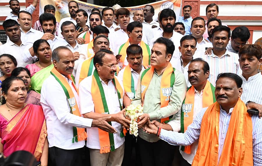 ಕಾಡುಮಲ್ಲೇಶ್ವರ ದೇವಸ್ಥಾನದ ಆವರಣದಲ್ಲಿ ಬಿಜೆಪಿ ಬುಧವಾರ ಹಮ್ಮಿಕೊಂಡಿದ್ದ ‘ನನ್ನ ಮಣ್ಣು ನನ್ನ ದೇಶ’ ಕಾರ್ಯಕ್ರಮದಲ್ಲಿ ಸಂಸದರಾದ ಪಿ.ಸಿ.ಮೋಹನ್,ಡಿ.ವಿ.ಸದಾನಂದಗೌಡ, ಶಾಸಕ ಡಾ.ಸಿಎನ್.ಅಶ್ವತ್ಥನಾರಾಯಣ, ವಿಧಾನಪರಿಷತ್ ಸದಸ್ಯ ಎನ್.ರವಿಕುಮಾರ್ ಇದ್ದರು