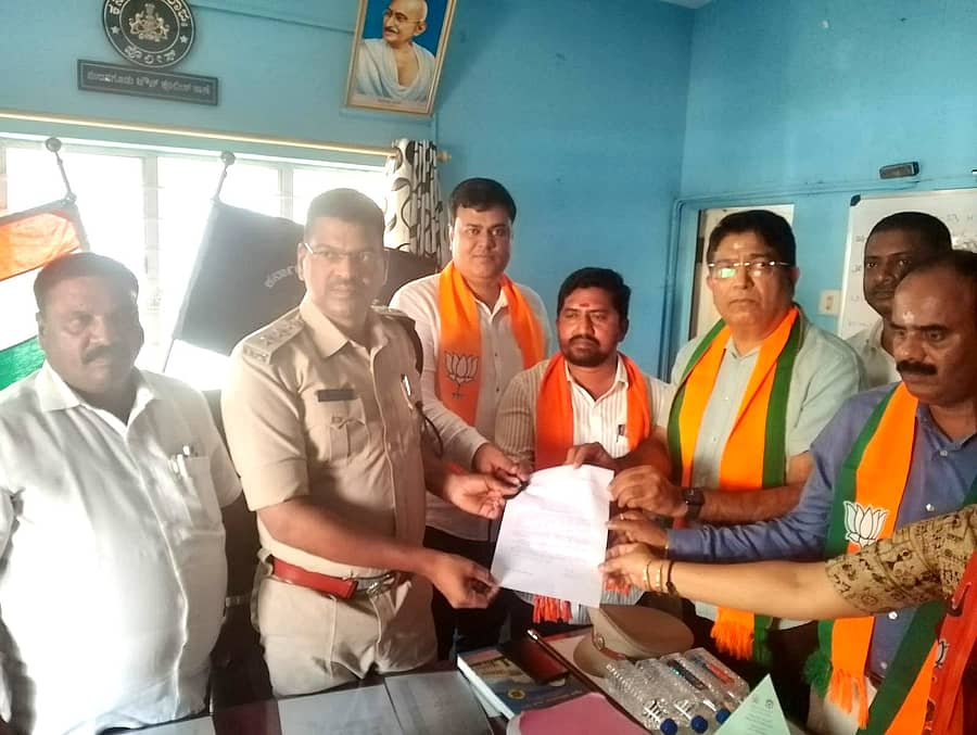 ಇಸ್ತ್ರಿಪೆಟ್ಟಿಗೆ, ಕುಕ್ಕರ್‌ ಹಂಚಿದ ಕುರಿತು ಹೇಳಿಕೆ ನೀಡಿದ ಯತೀಂದ್ರ ಸಿದ್ದರಾಮಯ್ಯ ವಿರು‌ದ್ಧ ಕ್ರಮ ಕೈಗೊಳ್ಳಬೇಕು ಎಂದು ಒತ್ತಾಯಿಸಿ ಬಿಜೆಪಿ ಮುಖಂಡ ಭಾಸ್ಕರ್ ರಾವ್ ಅವರ ನೇತೃತ್ವದಲ್ಲಿ ನಂಜನಗೂಡಿನ ಡಿವೈಎಸ್ಪಿ ಗೋವಿಂದರಾಜು ಅವರಿಗೆ ದೂರು ನೀಡಲಾಯಿತು