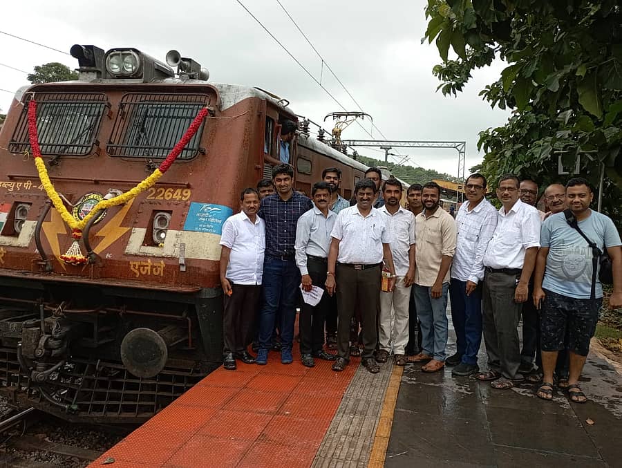 ಮುರುಡೇಶ್ವರ ರೈಲ್ವೆ ನಿಲ್ದಾಣದಲ್ಲಿ ರೈಲಿಗೆ ಸಾರ್ವಜನಿಕರು ಪೂಜೆ ಸಲ್ಲಿಸಿ ಸ್ವಾಗತಿಸಿದರು