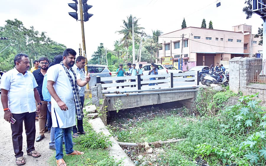 ಮೈಸೂರು–ನಂಜನಗೂಡು ಹೆದ್ದಾರಿ ವಿಸ್ತರಣೆ ಕಾಮಗಾರಿ ಹಿನ್ನೆಲೆಯಲ್ಲಿ ಸಂಸದ ಪ್ರತಾಪ ಸಿಂಹ ಜೆಎಸ್ಎಸ್ ಕಾಲೇಜು ಬಳಿ ಶನಿವಾರ ಸ್ಥಳ ಪರಿಶೀಲನೆ ನಡೆಸಿದರು