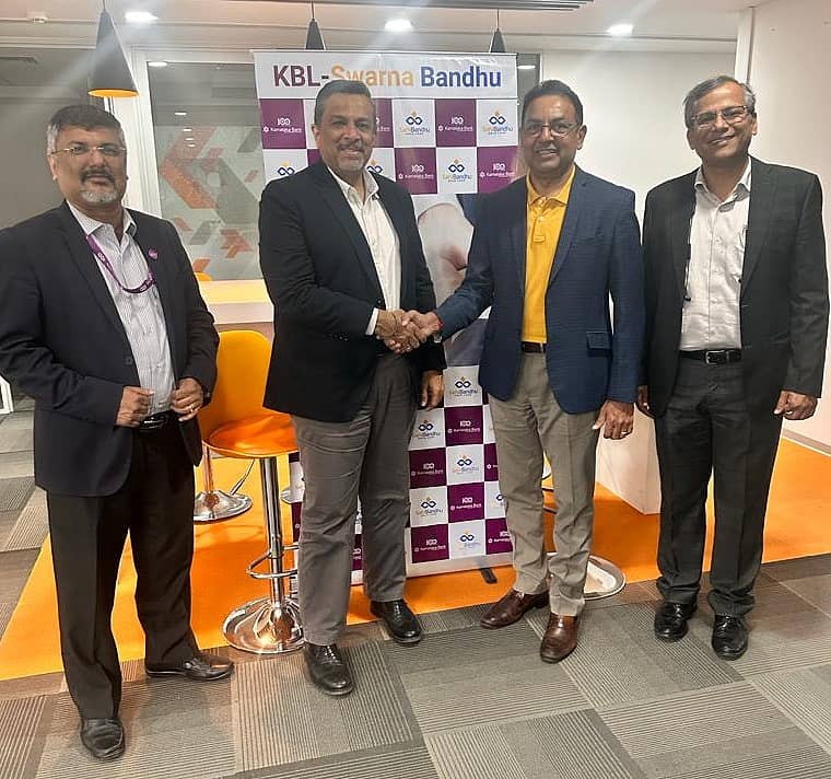 ಕರ್ಣಾಟಕ ಬ್ಯಾಂಕ್ ಗ್ರಾಹಕರ ಮನೆಬಾಗಿಲಿಗೆ ಹೋಗಿ ಚಿನ್ನದ ಸಾಲ ನೀಡುವ ‘ಕೆಬಿಎಲ್- ಸ್ವರ್ಣ ಬಂಧು’ ಯೋಜನೆ ಜಾರಿಗೊಳಿಸುವ ಸಂದರ್ಭದಲ್ಲಿ ಬ್ಯಾಂಕ್‌ ಅಧಿಕಾರಿಗಳು ಹಾಗೂ  ‘ಸಹಿಬಂಧು’ ಸಂಸ್ಥೆಯ ಅಧಿಕಾರಿಗಳು ಇದ್ದರು