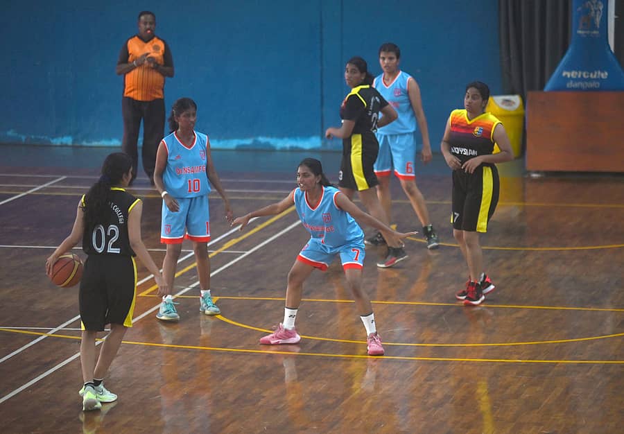 <div class="paragraphs"><p>ಮಹಿಳೆಯರ ವಿಭಾಗದ ಲೀಗ್ ಪಂದ್ಯದಲ್ಲಿ ಸೇಂಟ್ ಅಲೋಶಿಯಸ್ ಕಾಲೇಜಿನ ಮುನ್ನಡೆಯನ್ನು ತಡೆದ ನಿಟ್ಟೆ ಕ್ಯಾಂಪಸ್ ತಂಡದ ಆಟಗಾರ್ತಿ </p></div>