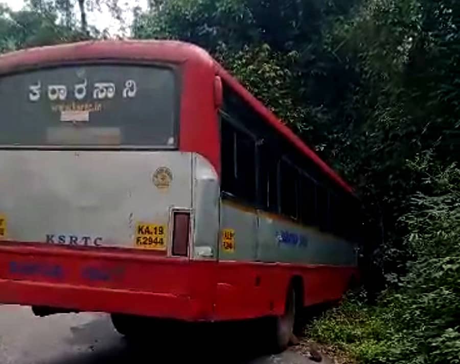 ಸೋಮವಾರಪೇಟೆ ತಾಲ್ಲೂಕಿನ ಕುಂಬಾರಗಡಿಗೆಯಲ್ಲಿ ಕೆಎಸ್ಆರ್ಟಿಸಿ ಬಸ್ ಮರಕ್ಕೆ ಡಿಕ್ಕಿ ಹೊಡೆದು ನಿಂತಿದೆ