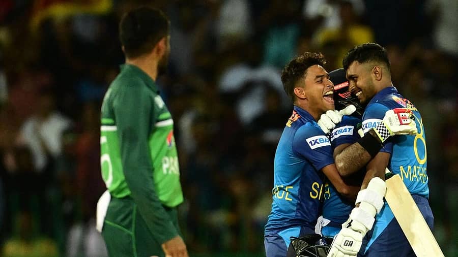 <div class="paragraphs"><p>ಶ್ರೀಲಂಕಾ ತಂಡದ ಆಟಗಾರರ ಸಂಭ್ರಮ</p></div>