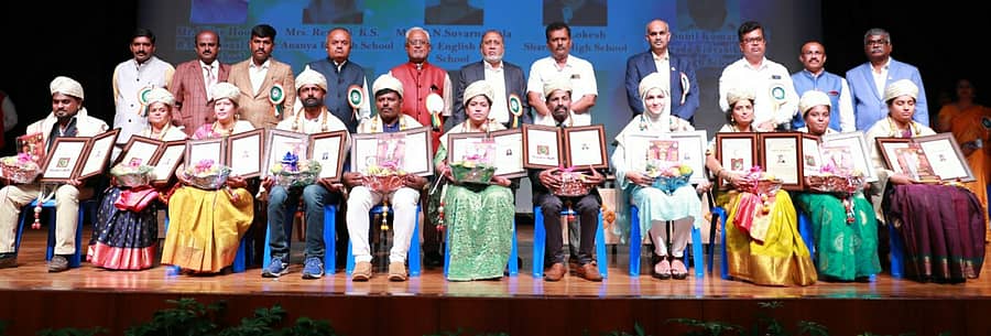 <div class="paragraphs"><p>ಶಿಕ್ಷಕರ ದಿನಾಚರಣೆ ಕಾರ್ಯಕ್ರಮದಲ್ಲಿ ಶಿಕ್ಷಕರಿಗೆ ‘ಉತ್ತಮಶಿಕ್ಷಕ’ ಪ್ರಶಸ್ತಿ ಪ್ರದಾನಮಾಡಲಾಯಿತು. </p></div>