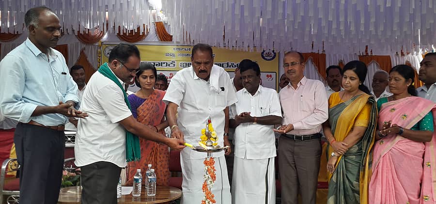 ಅರಸೀಕೆರೆ ತಾಲ್ಲೂಕು ಕುರುವಂಕ ಗ್ರಾಮದಲ್ಲಿ ಶನಿವಾರ ನಡೆದ ತೆಂಗು ಬೆಳೆ ವಿಚಾರ ಸಂಕಿರಣವನ್ನು ಶಾಸಕ ಕೆ.ಎಂ. ಶಿವಲಿಂಗೇಗೌಡ ಉದ್ಘಾಟಿಸಿದರು.