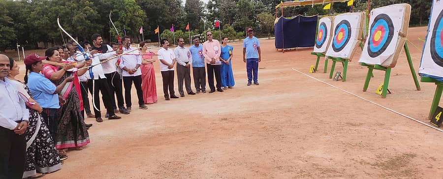 ಯಲಹಂಕ ಸಮೀಪದ ಬಾಗಲೂರಿನ ಜವಾಹರ್ ನವೋದಯ ವಿದ್ಯಾಲಯದಲ್ಲಿ ಆಯೋಜಿಸಿರುವ ಮೂರುದಿನಗಳ ರಾಷ್ಟ್ರೀಯ ಬಿಲ್ಲುಗಾರಿಕೆ ಕೂಟಕ್ಕೆ ಬುಧವಾರ ಚಾಲನೆ ನೀಡಲಾಯಿತು