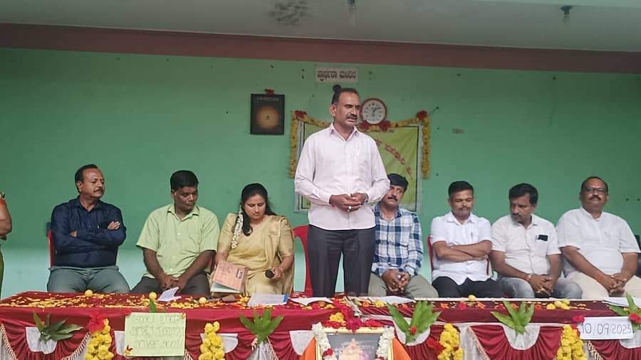 ತಿ.ನರಸೀಪುರದ ವೀರಶೈವ ವಿದ್ಯಾರ್ಥಿ ನಿಲಯದಲ್ಲಿ ನಡೆದ ಸಭೆಯಲ್ಲಿ ಜಿ.ರಾಜೇಶ್ ಮಾತನಾಡಿದರು