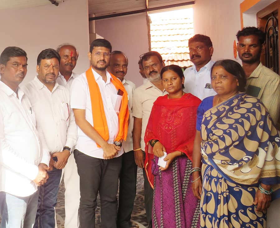 ಬಿಜೆಪಿ ಮುಖಂಡ ಡಾ.ಎಸ್.ಎನ್.ಮೋಹನ್ ಅವರು ಗುರುವಾರ ತಮ್ಮ ಬೆಂಬಲಿಗರೊಂದಿಗೆ ದಡದಹಳ್ಳಿ ರಮೇಶ್ ಅವರ ಮನೆಗೆ ಭೇಟಿ ನೀಡಿ ಕುಟುಂಬದವರಿಗೆ ಸಾಂತ್ಬನ ಹೇಳಿದರು