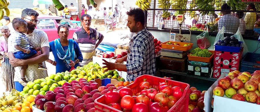 ವಿಜಯಪುರ ಪಟ್ಟಣದ ನಾಡಕಚೇರಿಯ ರಸ್ತೆಯಲ್ಲಿ ಹಣ್ಣುಗಳು ಖರೀದಿಸಿದ ಗ್ರಾಹಕರು