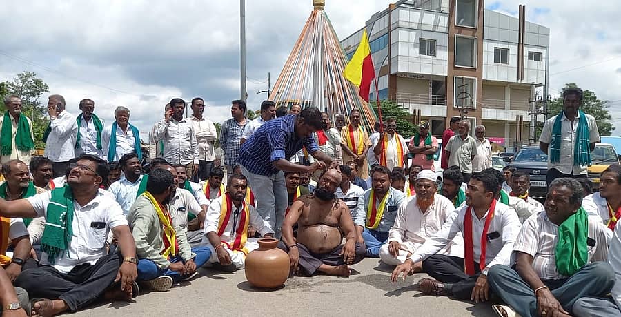 ಕನಕಪುರದಲ್ಲಿ ಕರ್ನಾಟಕ ಯುವಶಕ್ತಿ ವೇದಿಕೆಯ ಶ್ರೀನಿವಾಸ್ ತಲೆ ಬೋಳಿಸಿಕೊಂಡು ಪ್ರತಿಭಟನೆ ನಡೆಸಿದರು.  