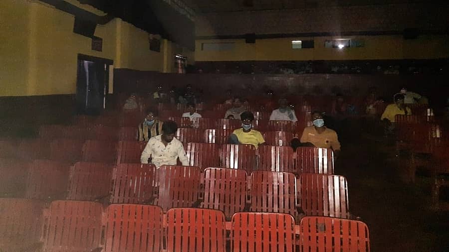 ಅಣ್ಣಿಗೇರಿಯ ಜನತಾ ಚಿತ್ರಮಂದಿರದಲ್ಲಿ ಕಡಿಮೆ ಸಂಖ್ಯೆಯ ಪ್ರೇಕ್ಷಕರಿರುವುದು