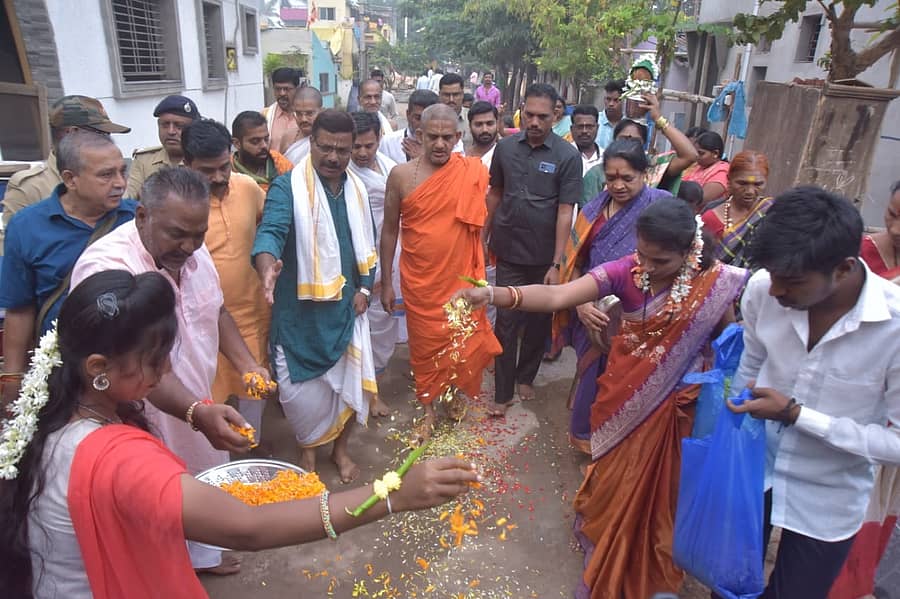 ಹುಬ್ಬಳ್ಳಿಯ ಹೆಗ್ಗೇರಿಯ ಭುವನೇಶ್ವರಿ ಕಾಲೊನಿಯ ದಲಿತರ ಕೇರಿಯಲ್ಲಿ ಉಡುಪಿಯ ಪೇಜಾವರ ಮಠದ ವಿಶ್ವಪ್ರಸನ್ನತೀರ್ಥ ಶ್ರೀಗಳು ಗುರುವಾರ ಪಾದಯಾತ್ರೆ ನಡೆಸಿದರು
–ಪ್ರಜಾವಾಣಿ ಚಿತ್ರ