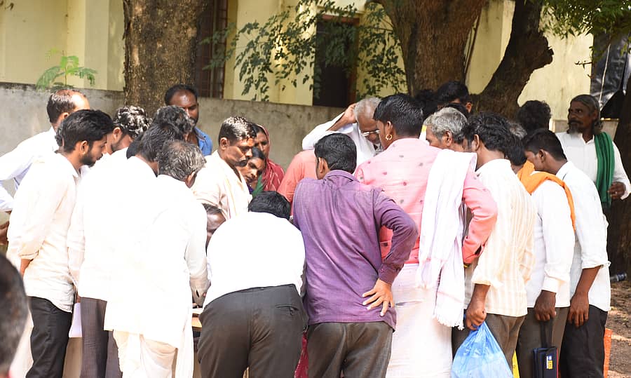 ಯಾದಗಿರಿ ನಗರದ ರೈತ ಸಂಪರ್ಕ ಕೇಂದ್ರದಲ್ಲಿ ಟೋಕನ್‌ಗಾಗಿ ಮುಗಿಬಿದ್ದ ರೈತರು
                                                                            ಪ್ರಜಾವಾಣಿ ಚಿತ್ರ/ ರಾಜಕುಮಾರ ನಳ್ಳಿಕರ